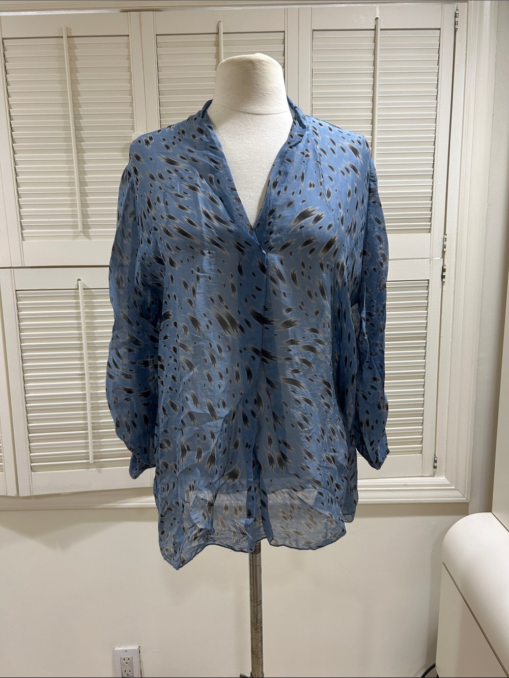 Tempo Paris Blue Printed V-Neck Lightweight Blouse
